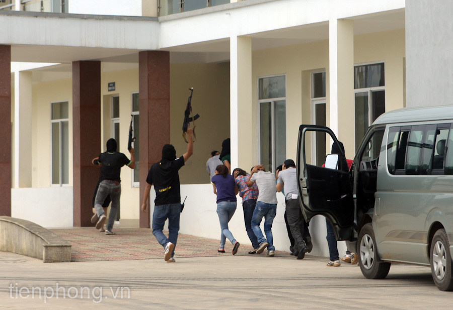  Khủng bố bắt con tin cố thủ trong tòa nhà của nhà máy.