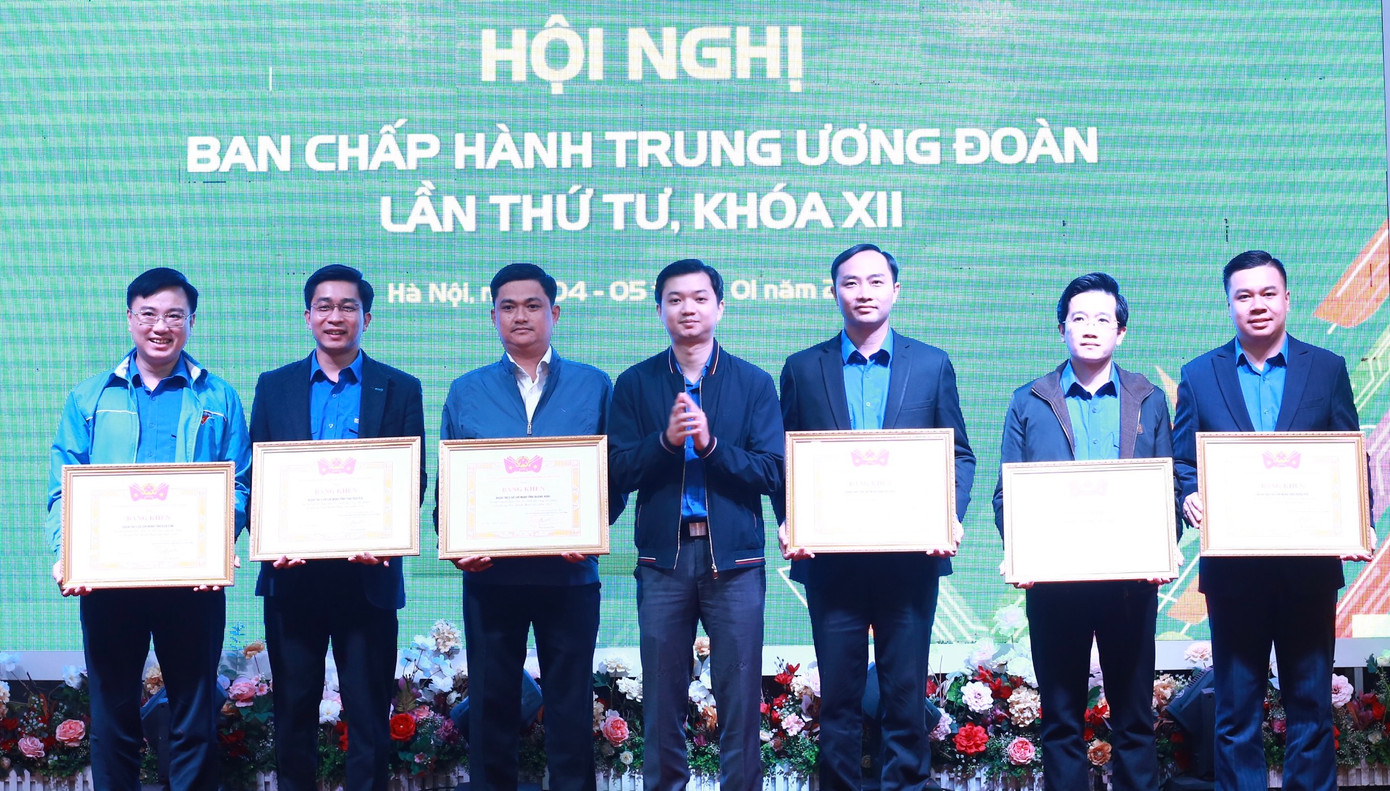 Anh Nguyễn Minh Triết - Bí thư T.Ư Đoàn, Chủ tịch T.Ư Hội SVVN tặng Bằng khen các đơn vị đã có thành tích xuất sắc trong công tác đoàn và phong trào thanh thiếu nhi năm 2023. Ảnh: Bảo Anh Anh Nguyễn Minh Triết - Bí thư T.Ư Đoàn, Chủ tịch T.Ư Hội SVVN tặng Bằng khen các đơn vị đã có thành tích xuất sắc trong công tác đoàn và phong trào thanh thiếu nhi năm 2023. Ảnh: Bảo Anh