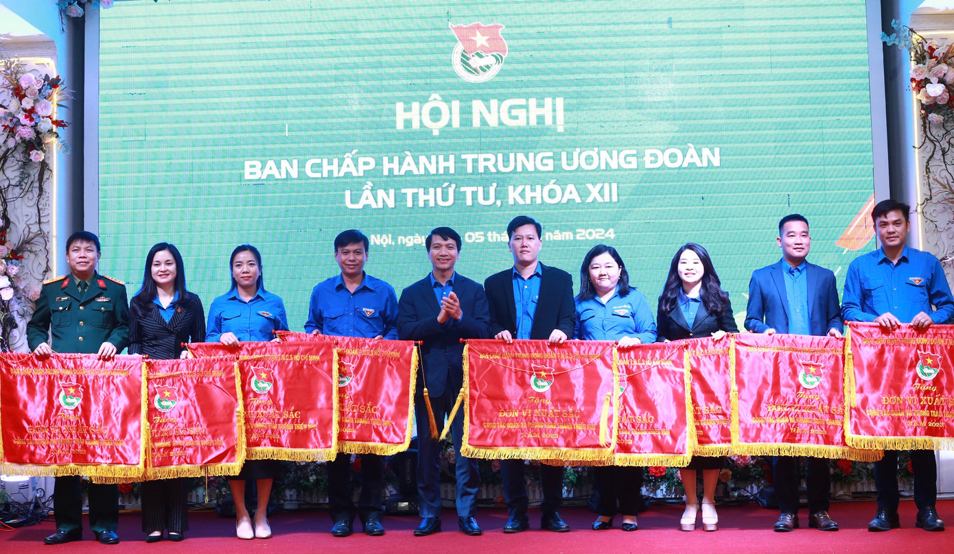 Anh Nguyễn Ngọc Lương - Bí thư thường trực T.Ư Đoàn, Chủ tịch Hội LHTN Việt Nam tặng cờ thi đua cho đơn vị xuất sắc. Ảnh: Bảo Anh Anh Nguyễn Ngọc Lương - Bí thư thường trực T.Ư Đoàn, Chủ tịch Hội LHTN Việt Nam tặng cờ thi đua cho đơn vị xuất sắc. Ảnh: Bảo Anh