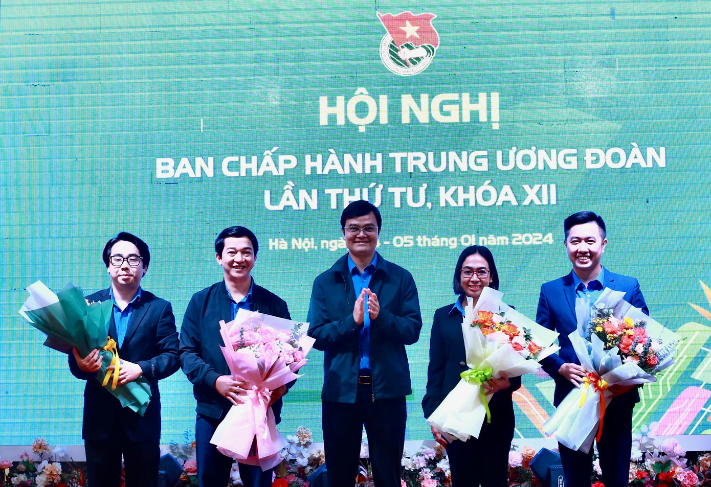 Anh Bùi Quang Huy - Ủy viên dự khuyết T.Ư Đảng tặng hoa chúc mừng các đồng chí được kiện toàn tham gia Ban Thường vụ và Ban Chấp hành T.Ư Đoàn khoá XII. Ảnh: Bảo Anh Anh Bùi Quang Huy - Ủy viên dự khuyết T.Ư Đảng tặng hoa chúc mừng các đồng chí được kiện toàn tham gia Ban Thường vụ và Ban Chấp hành T.Ư Đoàn khoá XII. Ảnh: Bảo Anh