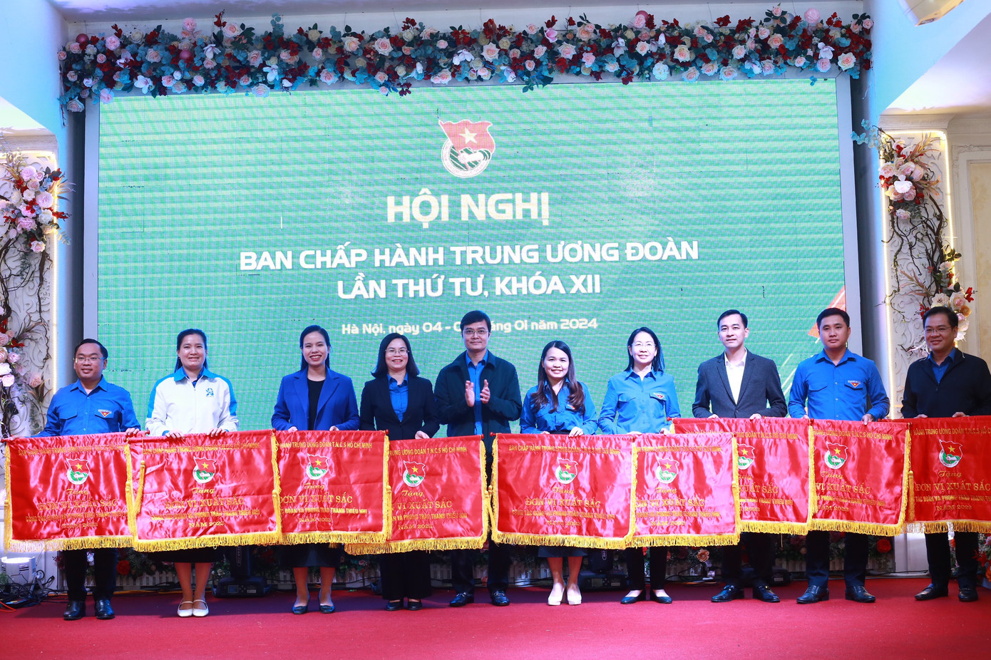 Anh Bùi Quang Huy - Ủy viên dự khuyết BCH T.Ư Đảng, Bí thư thứ nhất T.Ư Đoàn tặng cờ thi đua cho đơn vị xuất sắc. Ảnh: Bảo Anh Anh Bùi Quang Huy - Ủy viên dự khuyết BCH T.Ư Đảng, Bí thư thứ nhất T.Ư Đoàn tặng cờ thi đua cho đơn vị xuất sắc. Ảnh: Bảo Anh