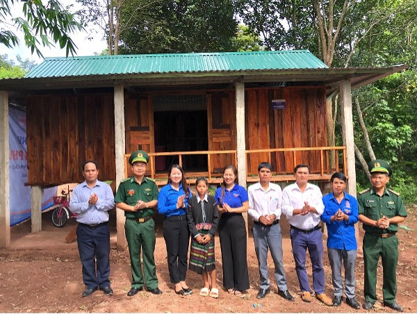 Khánh thành và bàn giao công trình “Ngôi nhà hạnh phúc” cho em Hồ Thị Thùy - học sinh trường TH&amp;THCS Ba Tầng, huyện Hướng Hoá, tỉnh Quảng Trị.