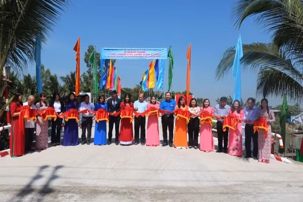 Khánh thành cầu Kênh Giáo Đường tại ấp Bình Thuận, xã Bình Thành, huyện Thanh Bình. Khánh thành cầu Kênh Giáo Đường tại ấp Bình Thuận, xã Bình Thành, huyện Thanh Bình.