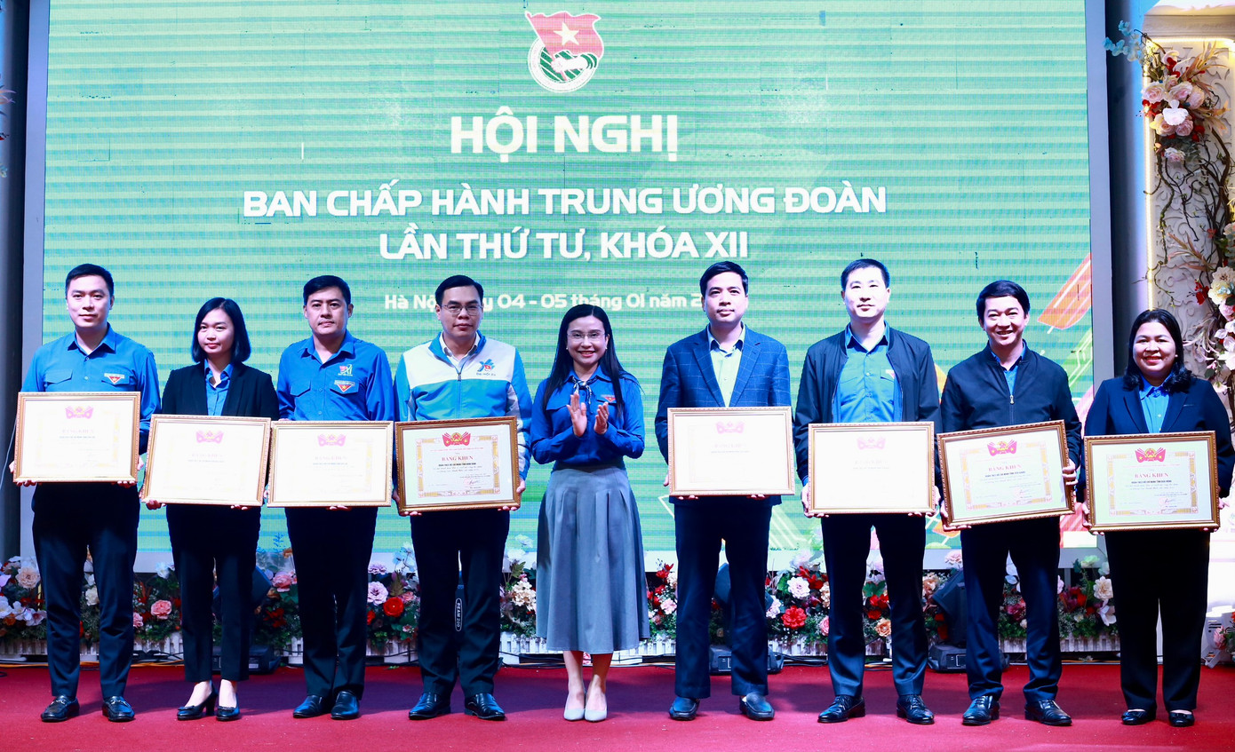 Chị Nguyễn Phạm Duy Trang, Bí thư T.Ư Đoàn, Chủ tịch Hội đồng Đội T.Ư trao tặng Bằng khen cho đơn vị xuất sắc công tác Đoàn và phong trào thanh thiếu nhi cấp tỉnh năm 2023. Ảnh: Bảo Anh Chị Nguyễn Phạm Duy Trang, Bí thư T.Ư Đoàn, Chủ tịch Hội đồng Đội T.Ư trao tặng Bằng khen cho đơn vị xuất sắc công tác Đoàn và phong trào thanh thiếu nhi cấp tỉnh năm 2023. Ảnh: Bảo Anh