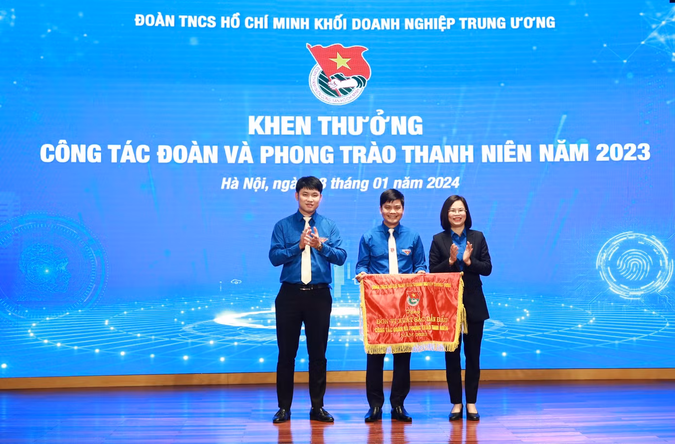 Chị Hoàng Thị Minh Thu - Bí thư Đoàn Khối Doanh nghiệp T.Ư tặng cờ thi đua cho Đoàn Tập đoàn Công nghiệp Than Khoáng sản Việt Nam là đơn vị xuất sắc dẫn đầu Khối năm 2023. Ảnh: Bảo Anh