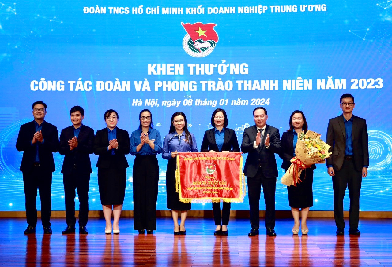 Chị Nguyễn Phạm Duy Trang, Bí thư T.Ư Đoàn, Chủ tịch Hội đồng Đội T.Ư (ở giữa) tặng Cờ thi đua đơn vị xuất sắc công tác Đoàn và phong trào thanh thiếu nhi năm 2023. Ảnh: Bảo Anh