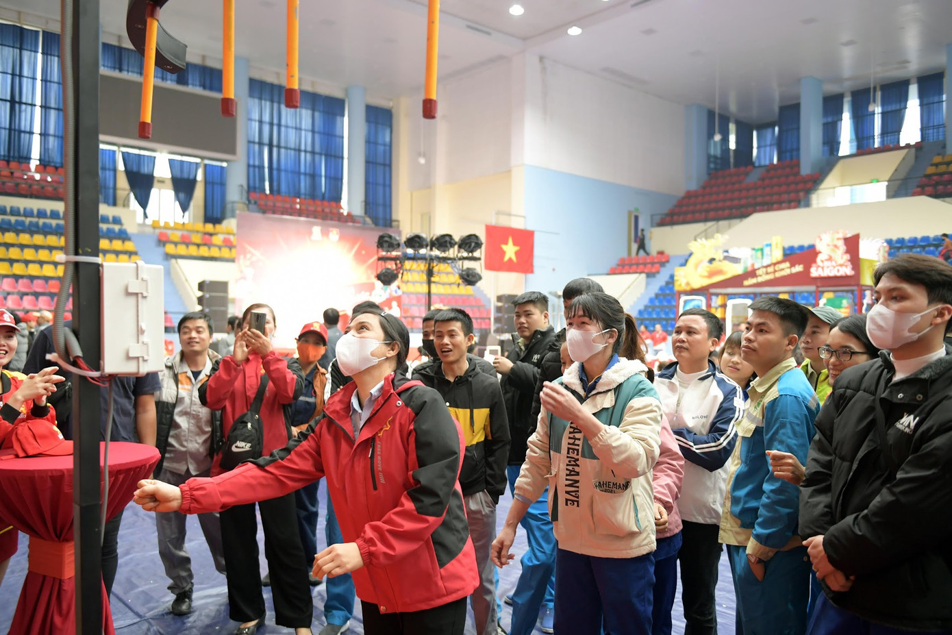 Công nhân tham gia các hoạt động trải nghiệm thú vị tại chương trình. Ảnh: Dương Triều