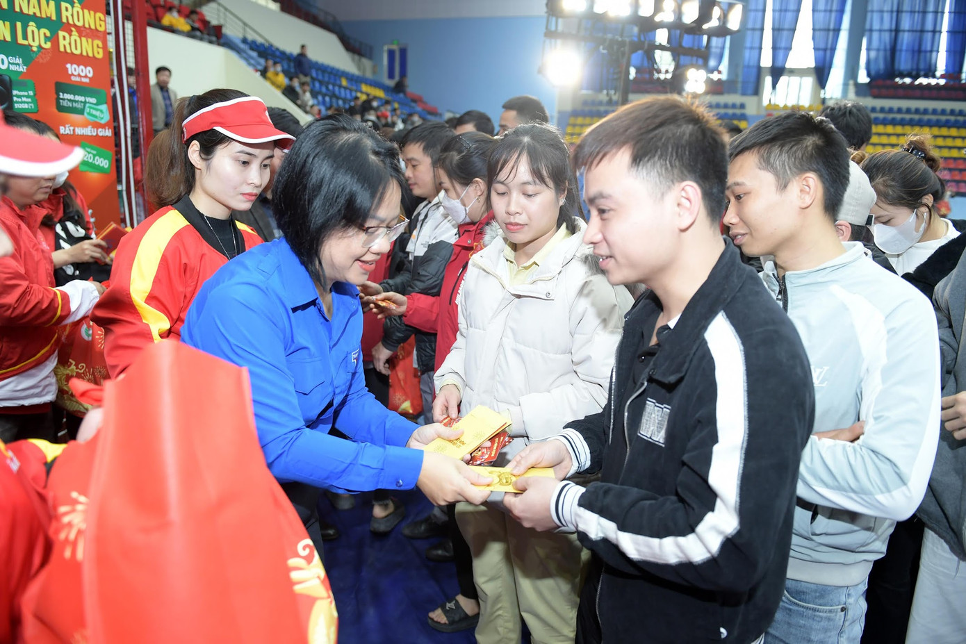 Chị Nguyễn Thị Thu Vân - Trưởng ban Thanh niên Nông thôn T.Ư Đoàn trao quà Tết cho các công nhân tại chương trình. Ảnh: Dương Triều