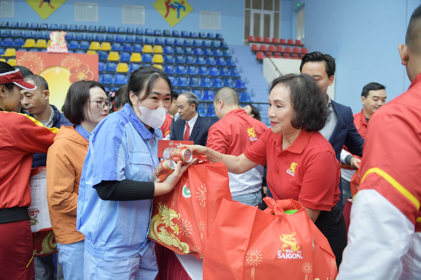 Những món quà Tết ý nghĩa được trao tận tay cho công nhân