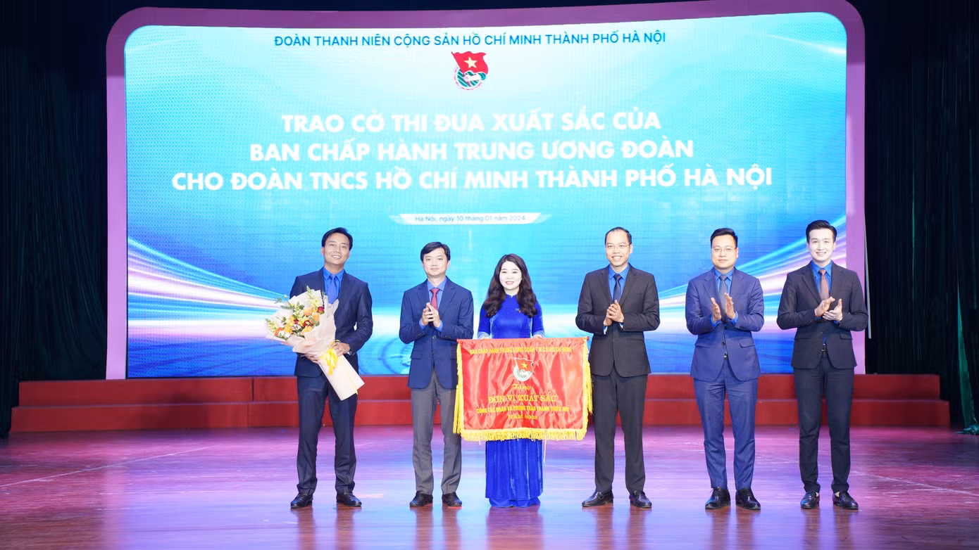 Anh Nguyễn Minh Triết - Bí thư T.Ư Đoàn, Chủ tịch T.Ư Hội SVVN trao cờ thi đua xuất sắc cho Thành Đoàn Hà Nội