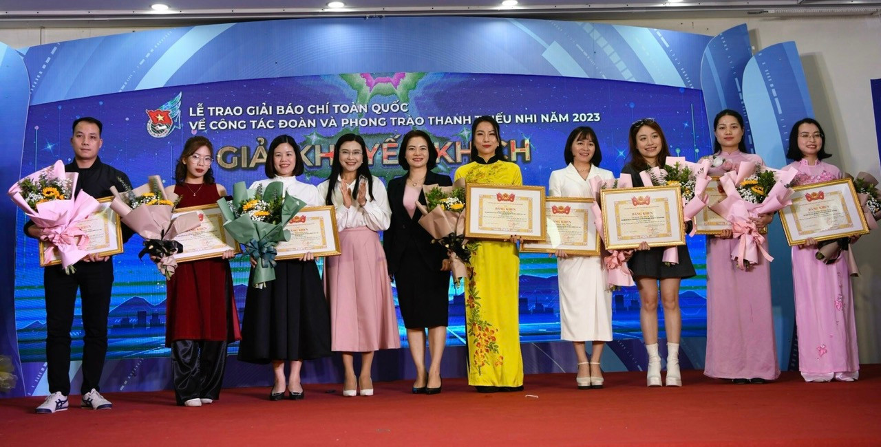 Trao giải Khuyến khích cho tác giả, nhóm tác giả Trao giải Khuyến khích cho tác giả, nhóm tác giả