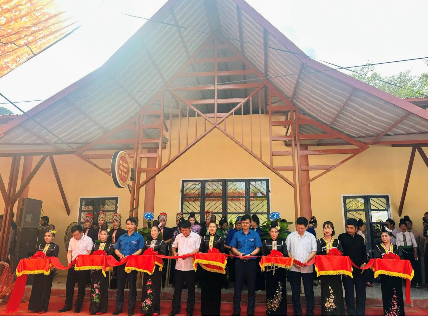 Khánh thành Nhà văn hóa cộng đồng dân tộc La Ha tại Bản Hiên, xã Liệp Tè, huyện Thuận Châu, tỉnh Sơn La. Khánh thành Nhà văn hóa cộng đồng dân tộc La Ha tại Bản Hiên, xã Liệp Tè, huyện Thuận Châu, tỉnh Sơn La.