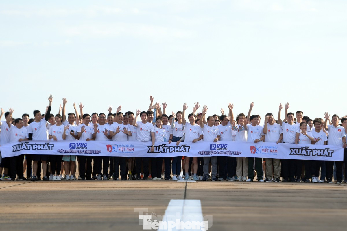 Các đại biểu tham gia giải chạy "Vì Trường Sa thân yêu" trong chương trình “Sinh viên Việt Nam với biển, đảo Tổ quốc” năm 2023. Ảnh: Dương Triều Các đại biểu tham gia giải chạy "Vì Trường Sa thân yêu" trong chương trình “Sinh viên Việt Nam với biển, đảo Tổ quốc” năm 2023. Ảnh: Dương Triều