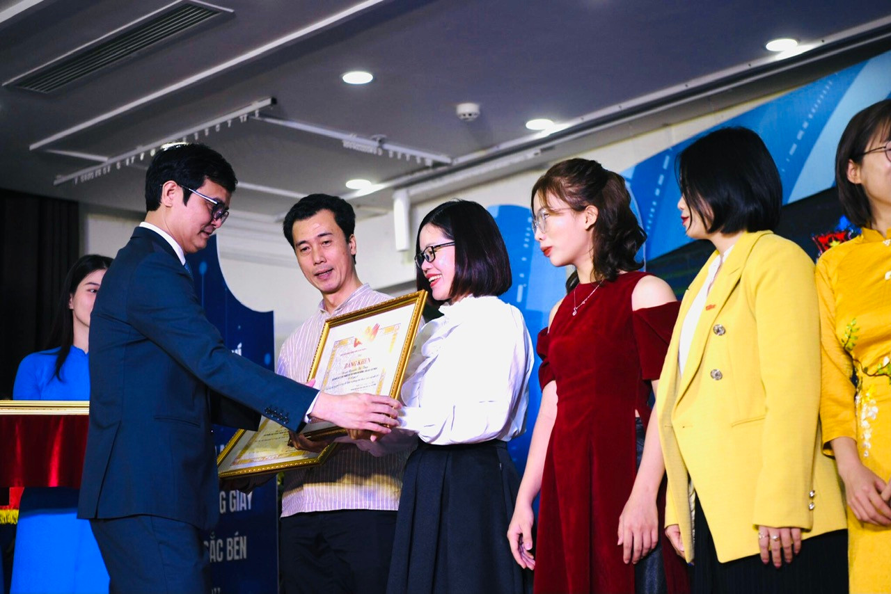 Bí thư thứ nhất T.Ư Đoàn Bùi Quang Huy trao giải A cho nhóm tác giả báo Tiền Phong Bí thư thứ nhất T.Ư Đoàn Bùi Quang Huy trao giải A cho nhóm tác giả báo Tiền Phong