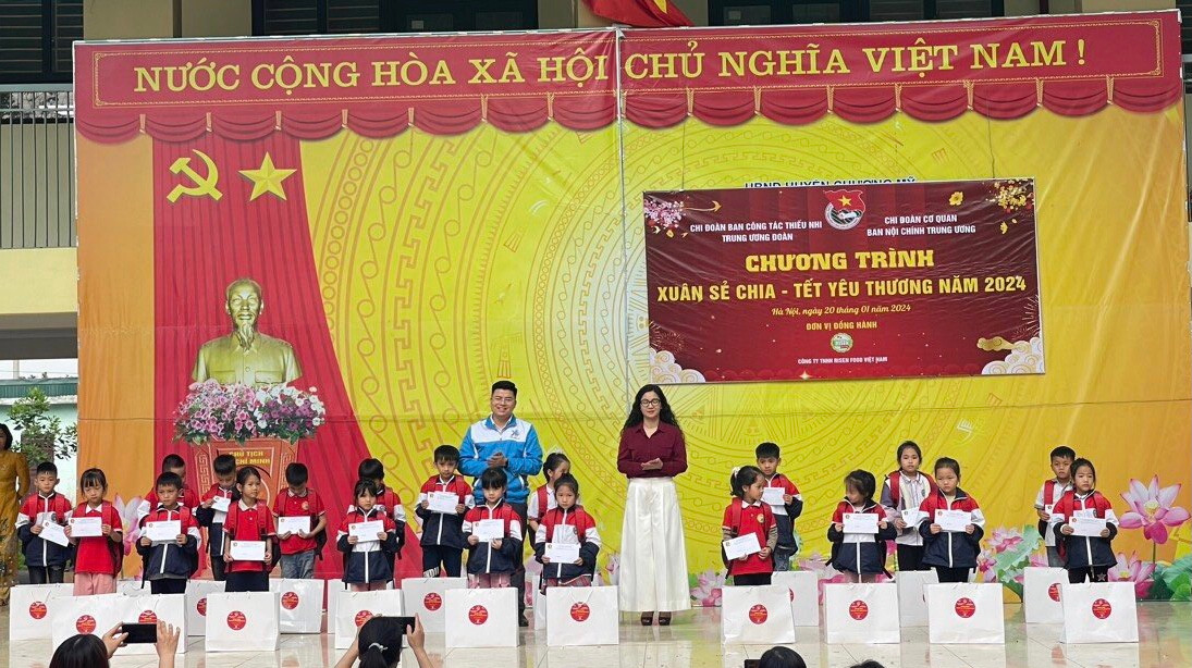 Ban tổ chức trao tặng quà tết cho các em học sinh có hoàn cảnh khó khăn