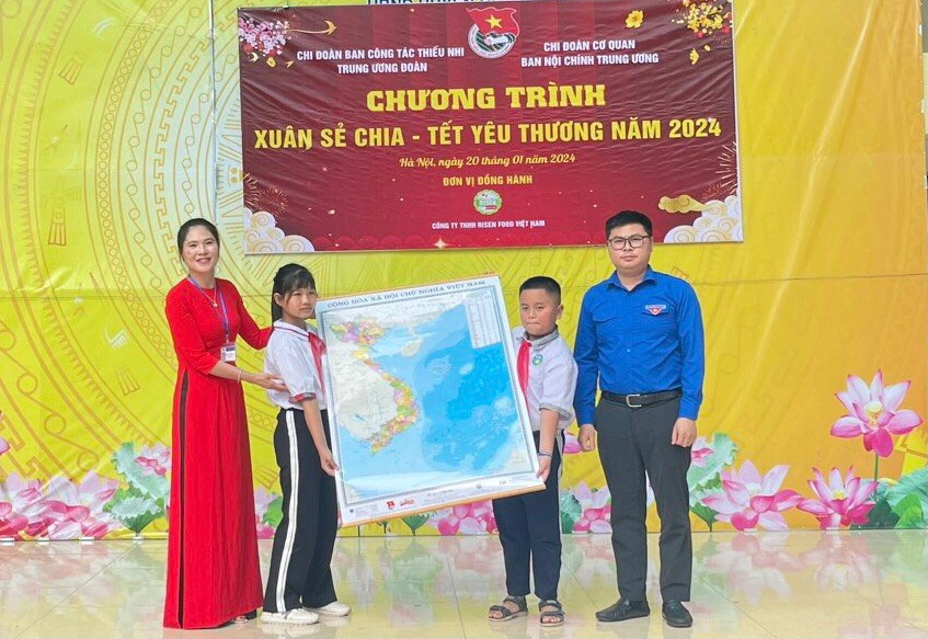 Trao tặng bản đồ Việt Nam cho học sinh trường Tiểu học Nam Phương Tiến A