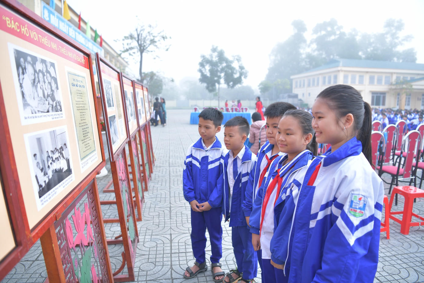 Các em học sinh trường Tiểu học Hoàng Trù tham quan triển lãm ảnh chủ đề “Bác Hồ với thiếu nhi - Thiếu nhi với Bác Hồ” Các em học sinh trường Tiểu học Hoàng Trù tham quan triển lãm ảnh chủ đề “Bác Hồ với thiếu nhi - Thiếu nhi với Bác Hồ”
