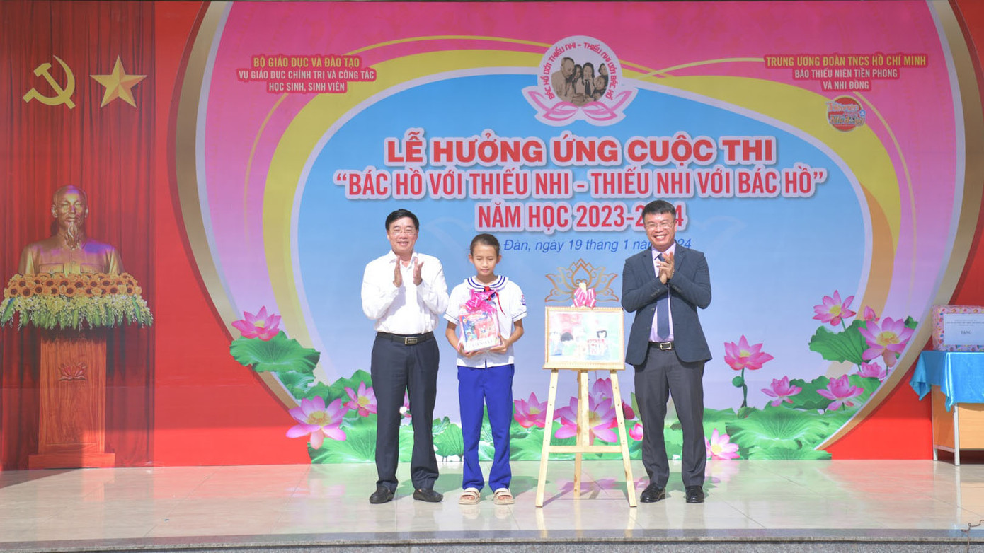 Ông Nguyễn Văn Thông - Phó Bí thư Thường trực Tỉnh ủy Nghệ An (bên trái) và nhà báo Nguyễn Phan Khuê - Tổng Biên tập Báo Thiếu niên Tiền phong và Nhi đồng trao giải Nhất cuộc thi vẽ tranh hưởng ứng Cuộc thi “Bác Hồ với thiếu nhi – Thiếu nhi với Bác Hồ” Ông Nguyễn Văn Thông - Phó Bí thư Thường trực Tỉnh ủy Nghệ An (bên trái) và nhà báo Nguyễn Phan Khuê - Tổng Biên tập Báo Thiếu niên Tiền phong và Nhi đồng trao giải Nhất cuộc thi vẽ tranh hưởng ứng Cuộc thi “Bác Hồ với thiếu nhi – Thiếu nhi với Bác Hồ”