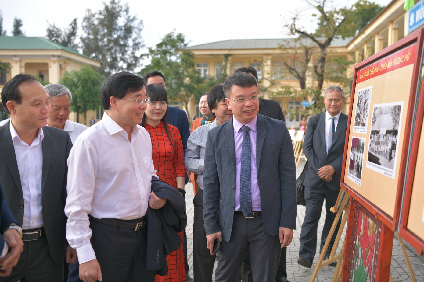 Các đại biểu tham quan triển lãm ảnh chủ đề “Bác Hồ với thiếu nhi - Thiếu nhi với Bác Hồ” và tranh của học sinh Trường Tiểu học Hoàng Trù vẽ tại chỗ hưởng ứng Cuộc thi. Các đại biểu tham quan triển lãm ảnh chủ đề “Bác Hồ với thiếu nhi - Thiếu nhi với Bác Hồ” và tranh của học sinh Trường Tiểu học Hoàng Trù vẽ tại chỗ hưởng ứng Cuộc thi.