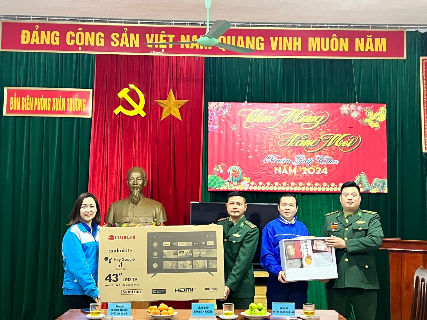 Chị Hứa Thanh Hoa - Bí thư Đoàn Thanh niên ĐHQG Hà Nội tặng quà Đồn biên phòng xã Xuân Trường, huyện Bảo Lạc, tỉnh Cao Bằng. Chị Hứa Thanh Hoa - Bí thư Đoàn Thanh niên ĐHQG Hà Nội tặng quà Đồn biên phòng xã Xuân Trường, huyện Bảo Lạc, tỉnh Cao Bằng.