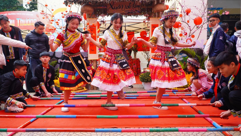 Thiếu nhi tham gia trò chơi dân gian nhảy sạp tại Ngày hội Thiếu nhi tham gia trò chơi dân gian nhảy sạp tại Ngày hội