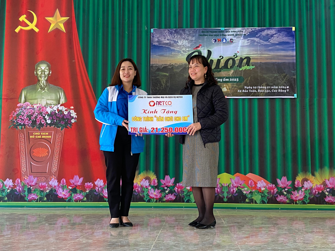 Chị Hứa Thanh Hoa - Bí thư Đoàn Thanh niên ĐHQG Hà Nội (bên trái) trao tặng công trình sân chơi cho em. Chị Hứa Thanh Hoa - Bí thư Đoàn Thanh niên ĐHQG Hà Nội (bên trái) trao tặng công trình sân chơi cho em.