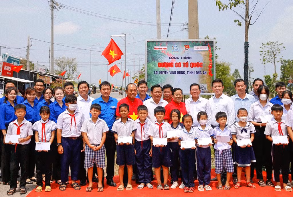 Khánh thành công trình “Đường cờ Tổ quốc” tại Khu Di tích lịch sử Quốc gia khu vực Đồn Long Khốt. Khánh thành công trình “Đường cờ Tổ quốc” tại Khu Di tích lịch sử Quốc gia khu vực Đồn Long Khốt.