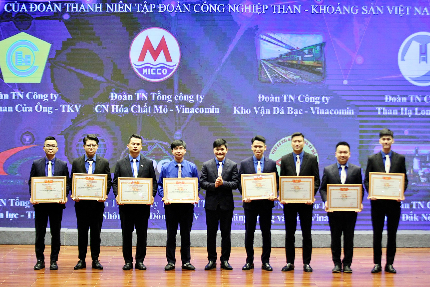 Các khen thưởng được trao tại Hội nghị Các khen thưởng được trao tại Hội nghị