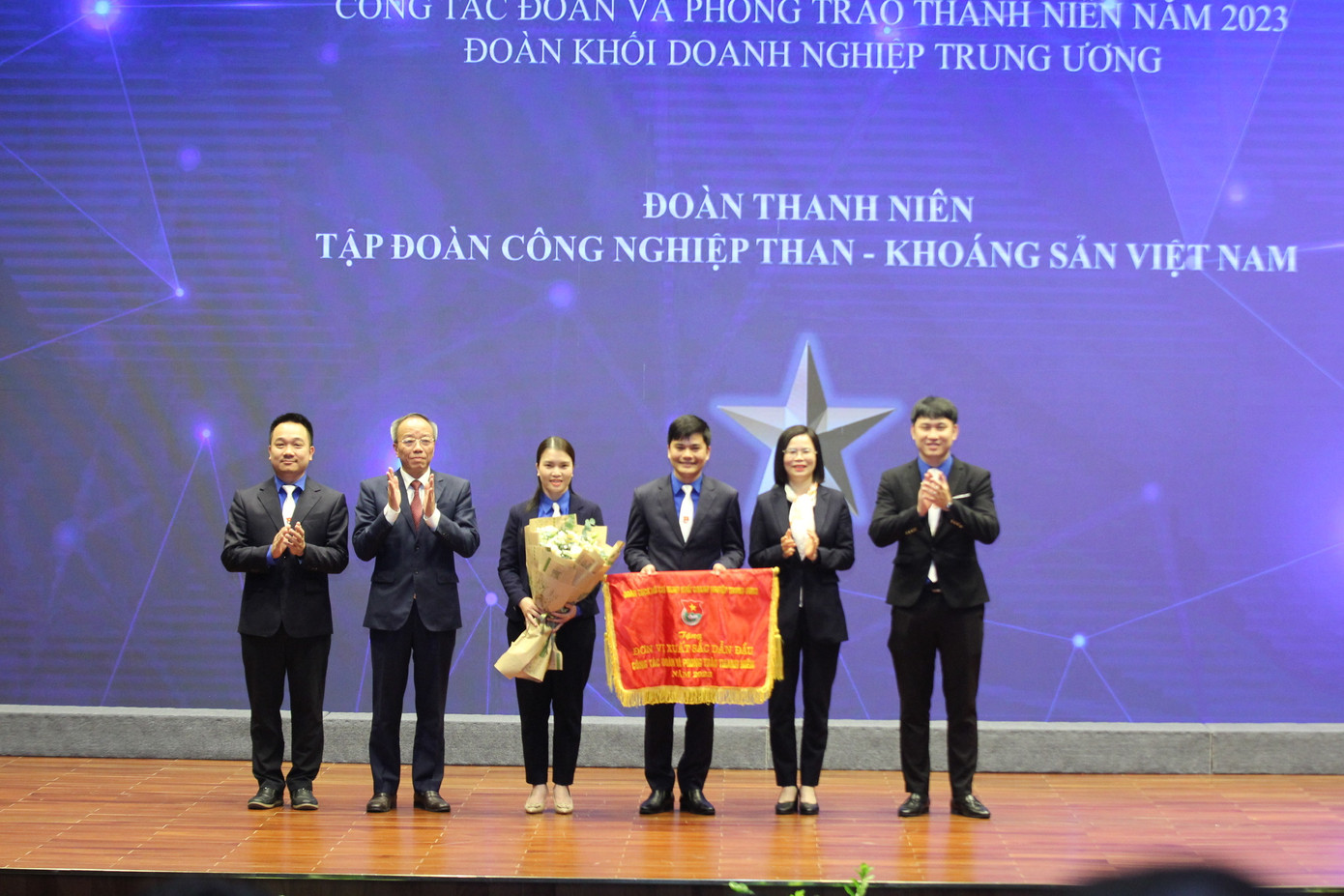 Đoàn Thanh niên TKV nhận cờ thi đua xuất sắc dẫn đầu Đoàn Khối Doanh nghiệp T.Ư Đoàn Thanh niên TKV nhận cờ thi đua xuất sắc dẫn đầu Đoàn Khối Doanh nghiệp T.Ư