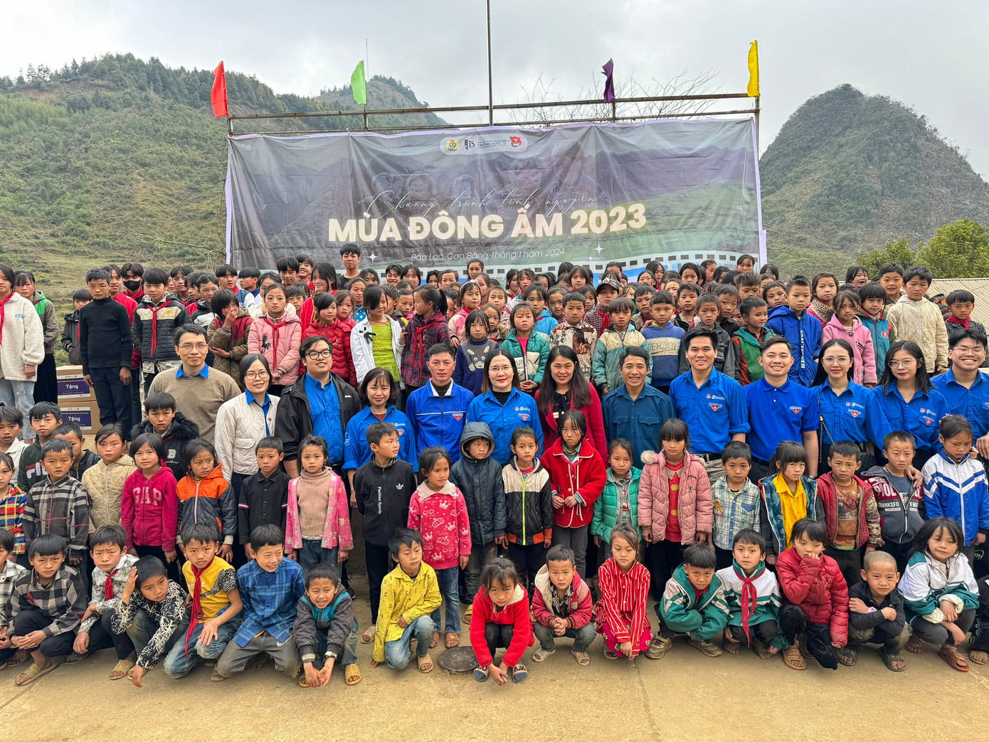 Chương trình "Mùa đông ấm" 2023 của tuổi trẻ ĐHQG Hà Nội tổ chức tại 10 xã khó khăn của huyện Bảo Lạc, tỉnh Cao Bằng Chương trình "Mùa đông ấm" 2023 của tuổi trẻ ĐHQG Hà Nội tổ chức tại 10 xã khó khăn của huyện Bảo Lạc, tỉnh Cao Bằng