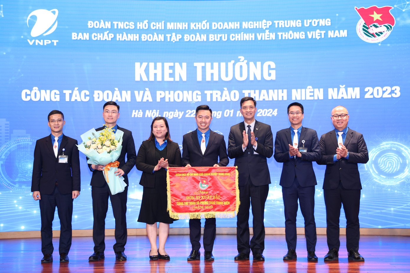 Đoàn Thanh niên VNPT nhận cờ đơn vị thi đua xuất sắc của Đoàn Khối Doanh nghiệp T.Ư.