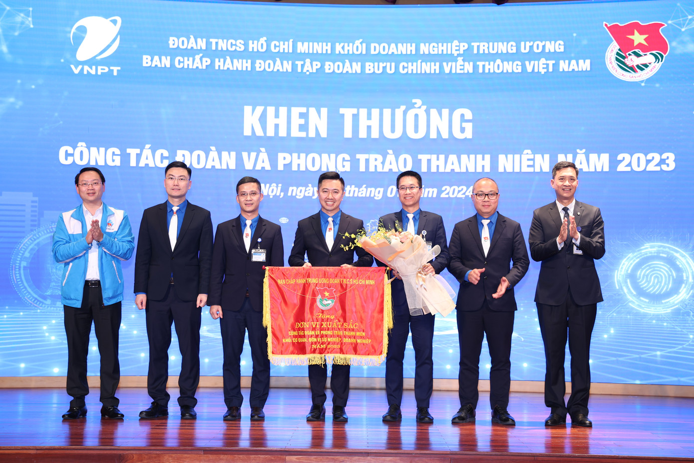 Anh Trần Hữu - Trưởng Ban Thanh niên Công nhân và Đô thị T.Ư Đoàn (ngoài cùng, bên trái) trao cờ thi đua của BCH T.Ư Đoàn cho Đoàn Thanh niên VNPT.