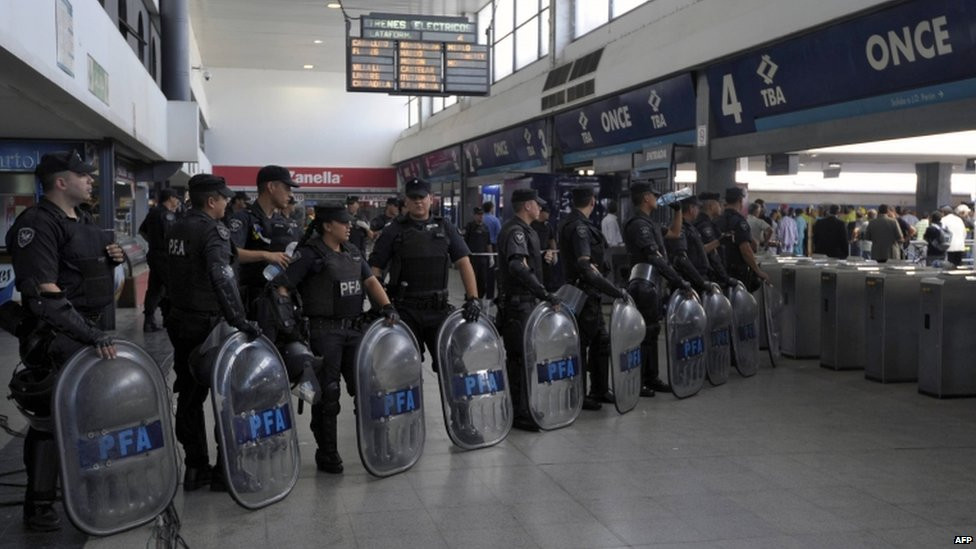 Lực lượng an ninh lập hàng rào chống bạo loạn