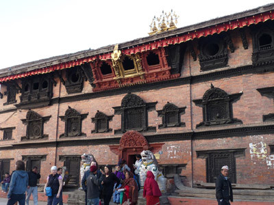 Bên ngoài nơi ở của Nữ Thần sống 