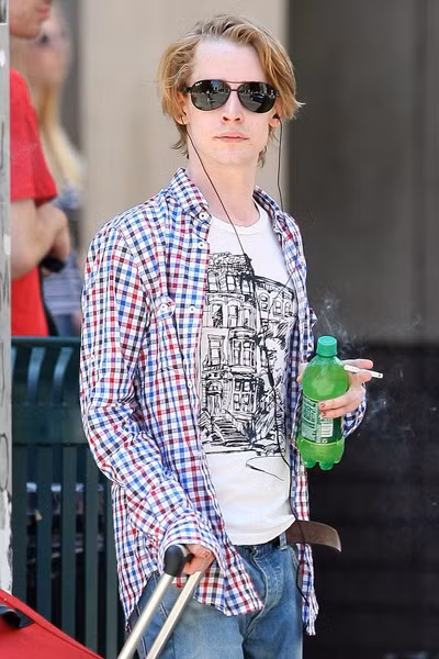 Thời gian gần đây, Macaulay Culkin thường xuyên xuất hiện với điếu thuốc lá trên tay