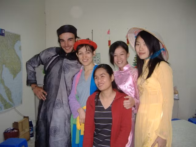Giao lưu văn hóa với sinh viên quốc tế, năm 2007, tại Hà Tây (giờ là Hà Nội)