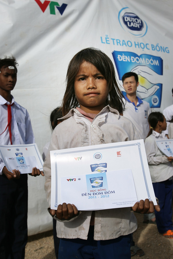 Em Nuk với nét hoang sơ, mạnh mẽ trong ngày nhận học bổng Đèn Đom Đóm