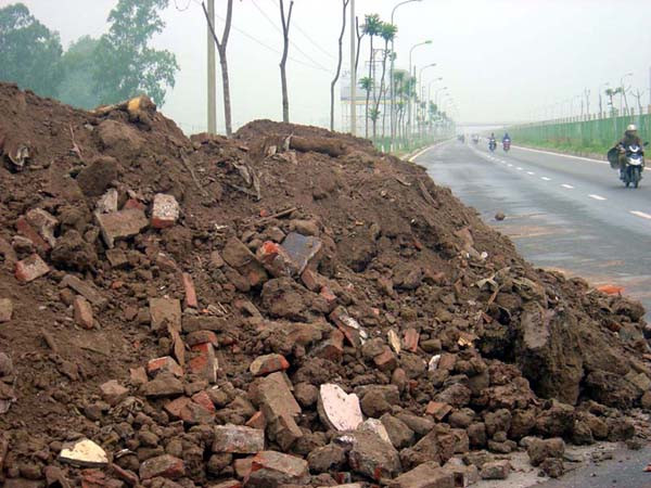 Đống đất nằm chình ình giữa lòng đường khu vực thuộc địa bàn xã An Khánh