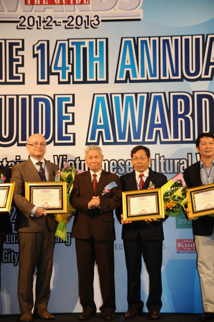 Đại diện tập đoàn Vingroup (thứ 2 từ phải sang) nhận giải thưởng cho chuỗi khách sạn mang thương hiệu Vinpearl