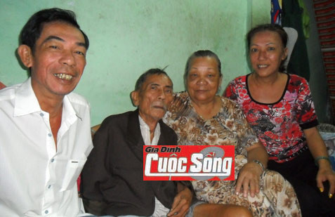 Vợ chồng ông Mừng và vợ chồng con trai vui mừng khi ông Mừng bỗng nhiên hồi sinh trở lại 