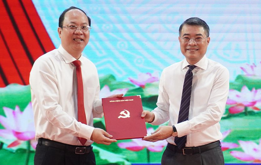 Trưởng ban Tổ chức Trung ương Lê Minh Hưng (phải) trao quyết định của Bộ Chính trị tới ông Nguyễn Hồ Hải. Ảnh: VietnamNet.