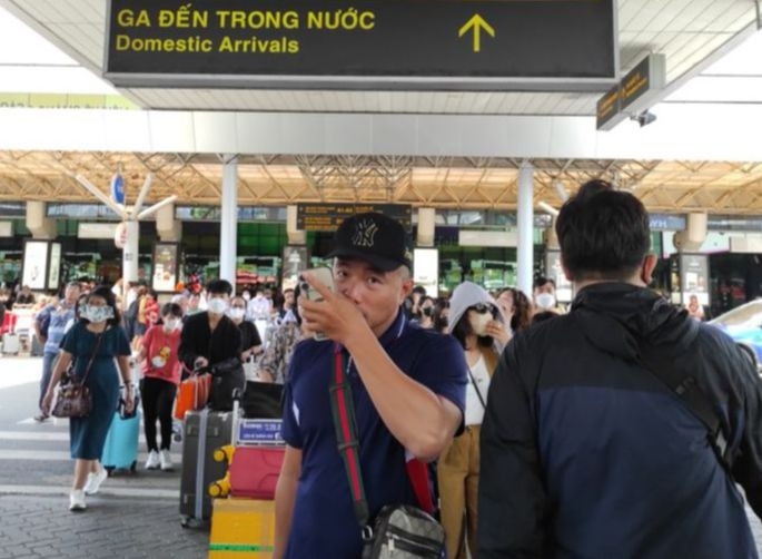 Sẽ có xe trung chuyển hành khách từ Cảng HKQT Tân Sơn Nhất ra các địa điểm bên ngoài trong dịp cao điểm Tết năm nay. Ảnh minh họa: Hữu Huy. Sẽ có xe trung chuyển hành khách từ Cảng HKQT Tân Sơn Nhất ra các địa điểm bên ngoài trong dịp cao điểm Tết năm nay. Ảnh minh họa: Hữu Huy.