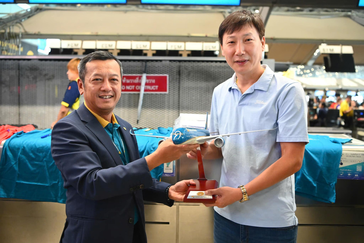 Đại diện Vietnam Airlines tại Bangkok tặng quà lưu niệm HLV Kim Sang-sik. Ảnh: VNA.