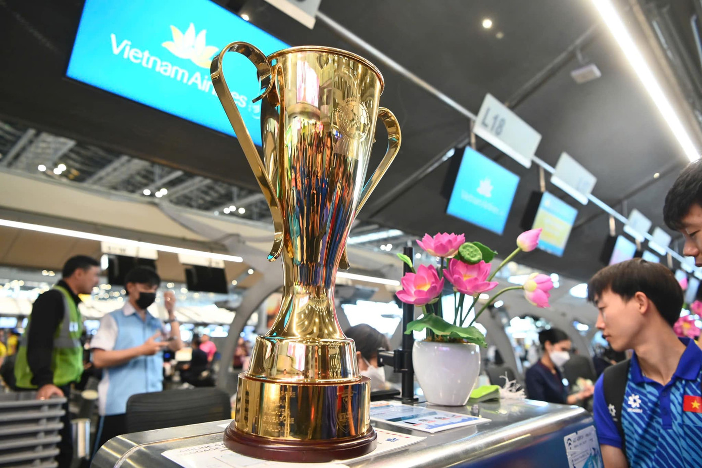 Cúp vàng ASEAN Cup để trên bục check-in chuyến bay của Hãng hàng không quốc gia Việt Nam. Ảnh: VNA.
