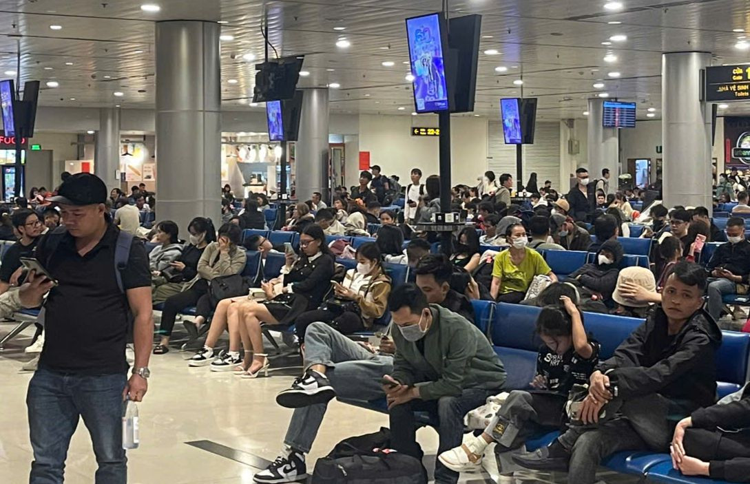 Nhiều người đến sớm hơn 2-3 giờ so với giờ bay để làm các thủ tục trước khi lên máy bay.