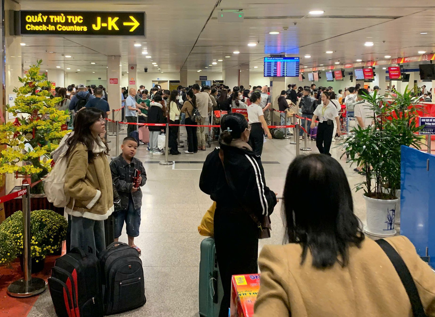 Sân bay Tân Sơn Nhất tấp nập trong khung giờ cao điểm sáng 23 tháng Chạp. Ảnh: CTV.
