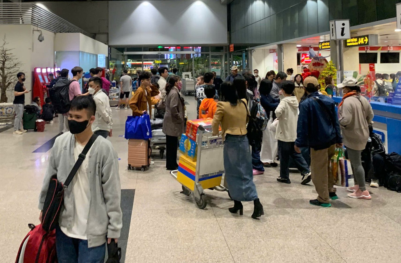 Khung giờ cao điểm, chuyến bay đi từ ga quốc nội là từ 5-7h, 12-13h và từ 16-18h.