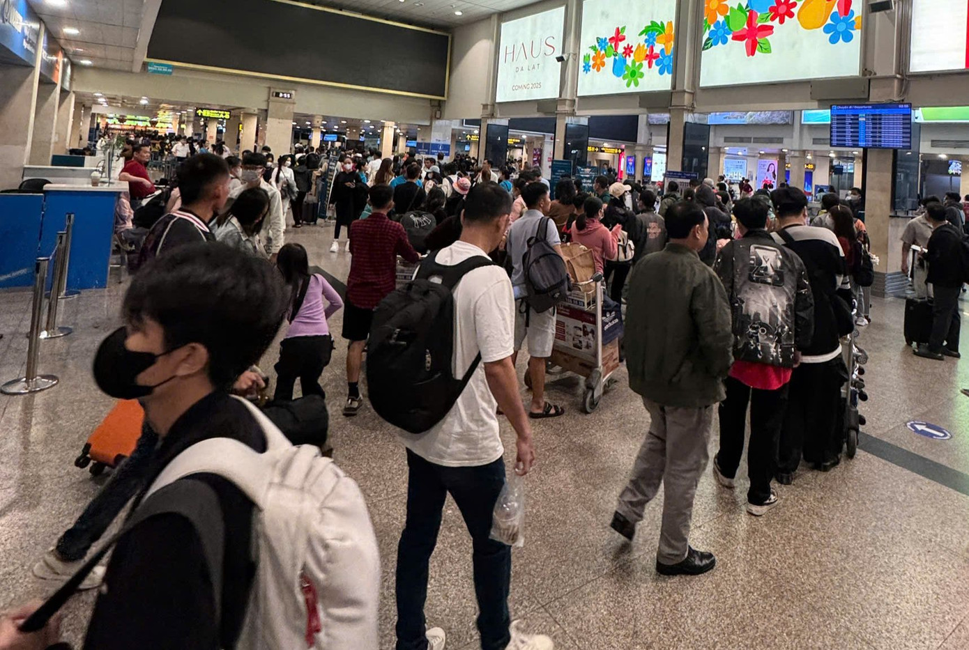 Sân bay Tân Sơn Nhất bắt đầu đón lượng khách &quot;khủng&quot; trong đợt cao điểm Tết. Ảnh: CTV.