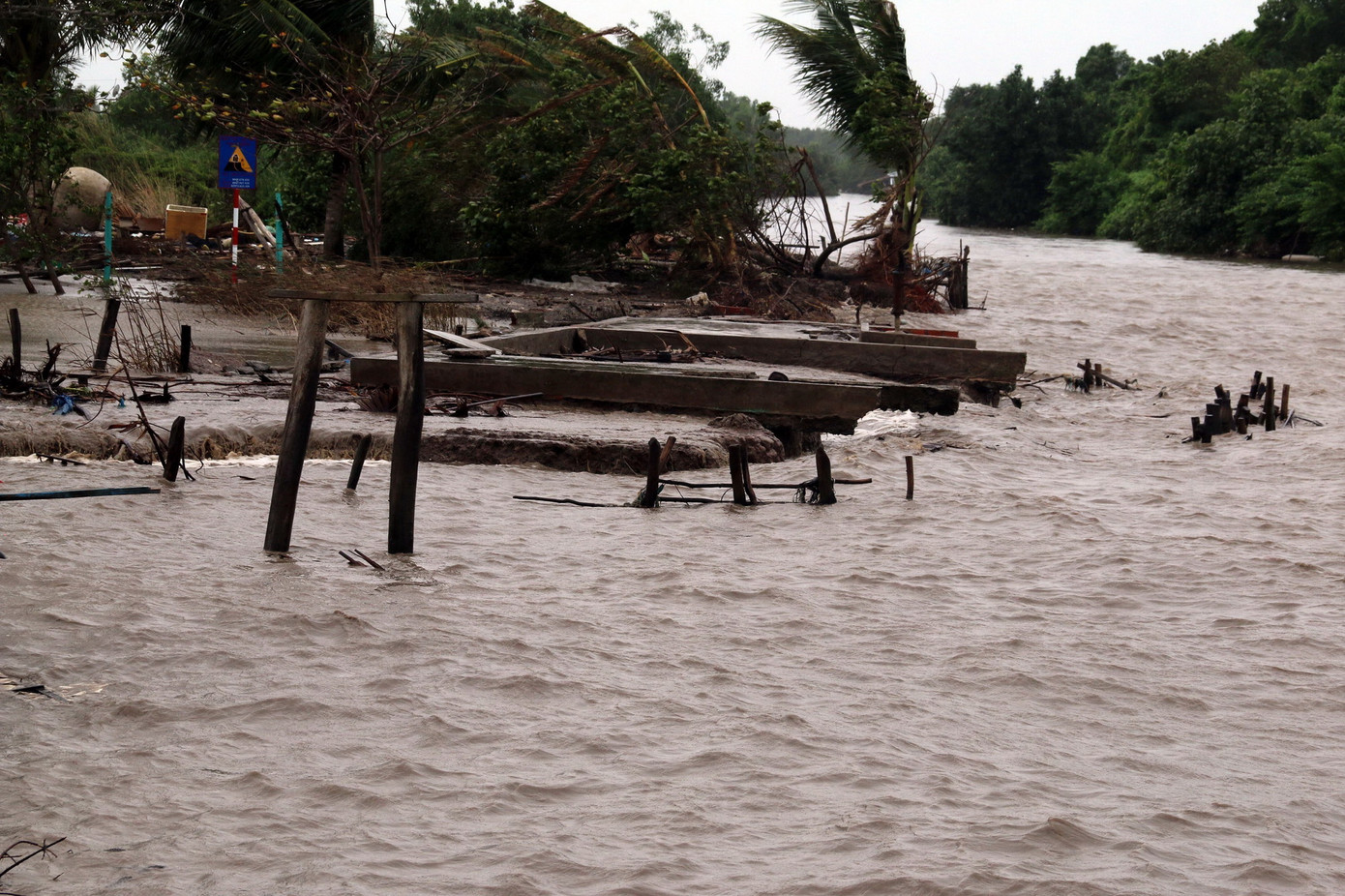 Một đoạn đê ven biển Kiên Giang từng bị sạt lở nghiêm trọng. Ảnh: TTXVN.