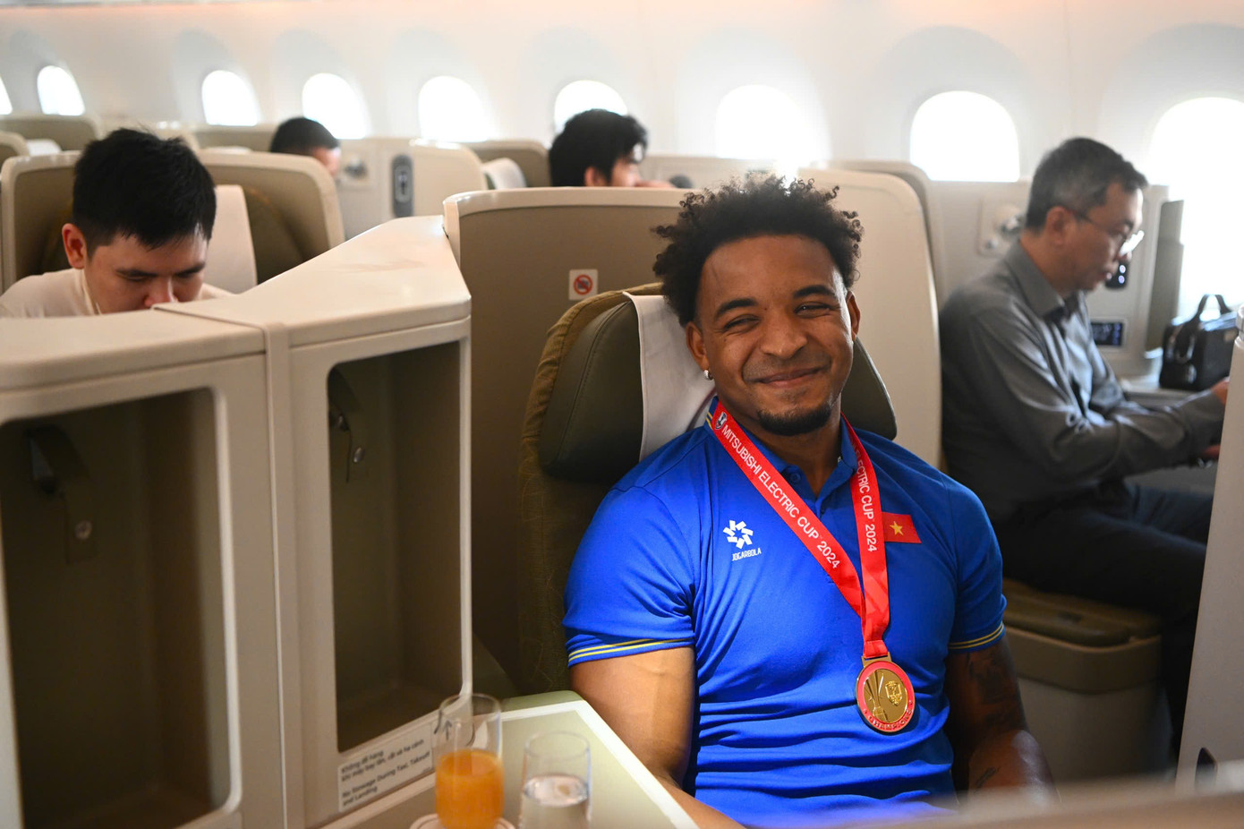 Nguyễn Xuân Son trên chuyến bay về Hà Nội. Ảnh: VNA.